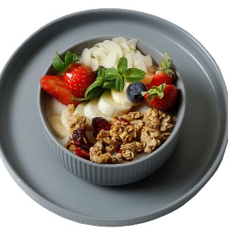 Oatmeal with granola and fruits