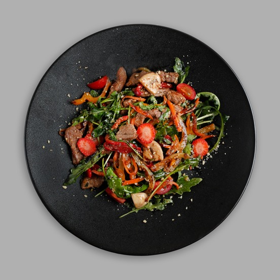 Warm salad with veal loin and vegetables