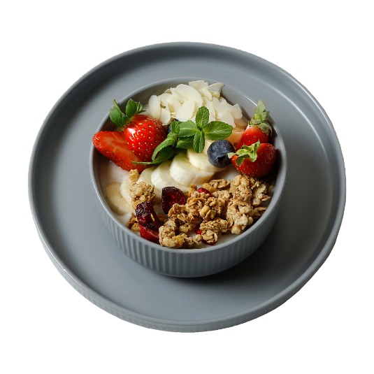 Oatmeal with granola and fruits