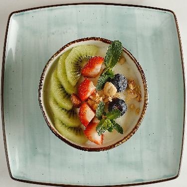 Semolina porridge with fruits